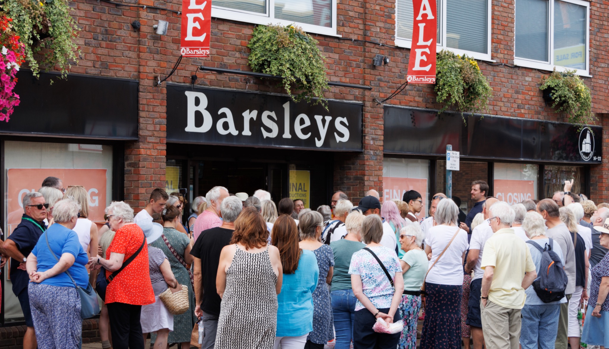 Crowds gathered outside Barsleys on its final full day of trading